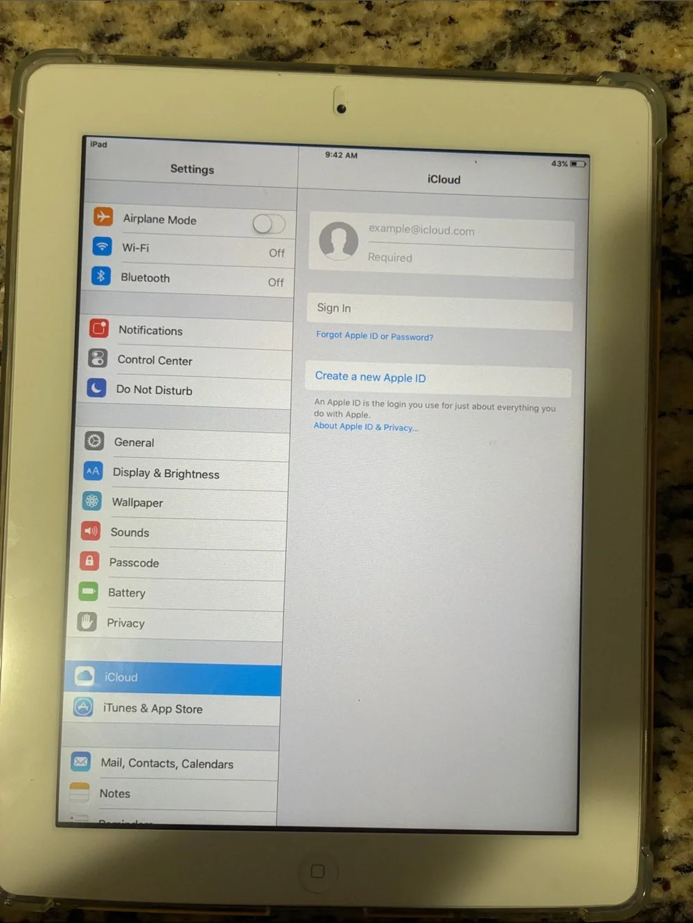 Apple iPad 2nd Generation with Clear Case & Chargers